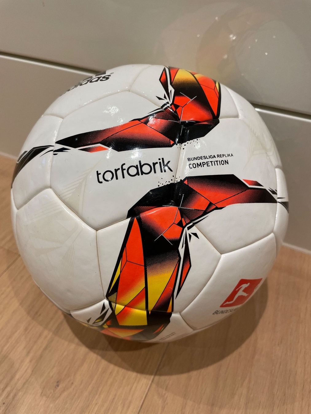 Adidas Palloni: Adidas Torfabrik Trainingsball Replica - Grösse 5 – Usato da Zürich venduto da plumita 2
