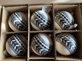 Beige Weihnachtskugeln mit schwarzem Muster
