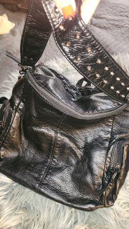 Schwarzer Rrucksack mit Nieten - Rockiger Style!