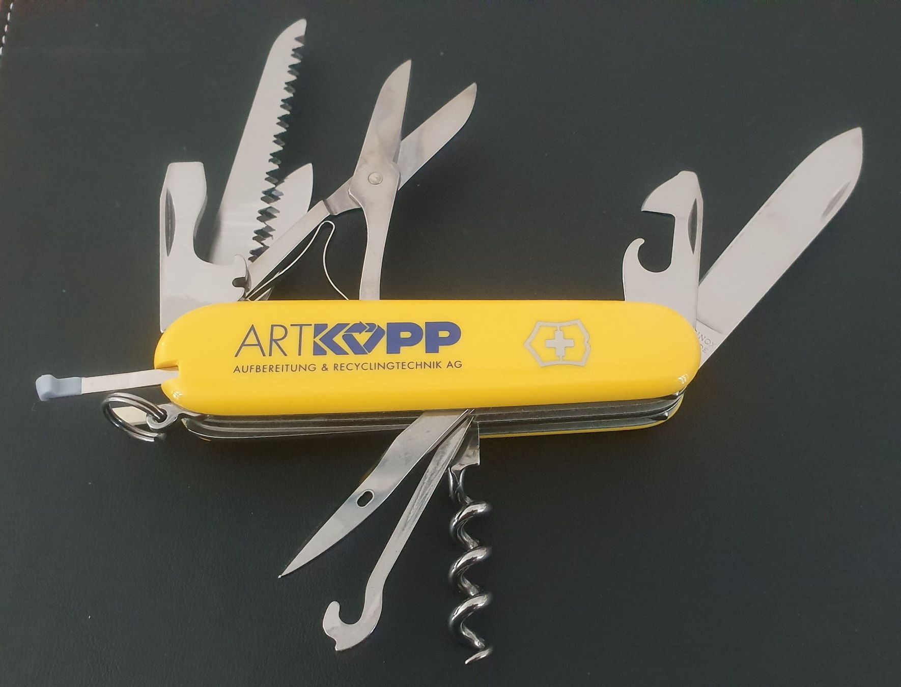 Victorinox Coltelli tascabile: 4 Victorinox Sackmesser mit Logo – Nuovo (secondo la descrizione) da Härkingen venduto da MarianneSi 2