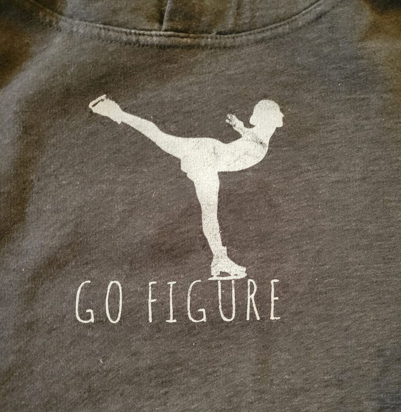 Pullover & Sweatshirts: Pulli mit Eiskunstlaufdruck – Gebraucht aus Huttwil von Yellow74 1