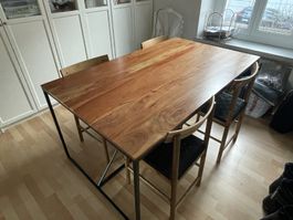Esstisch mit Massivholzplatte Akazie und Eisengestell