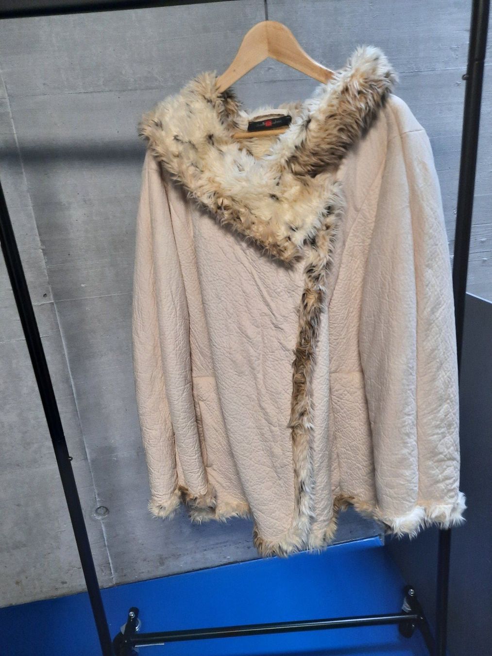 Mäntel: Kunstpelzmantel – Gebraucht aus Zürich von pia_p95m 1