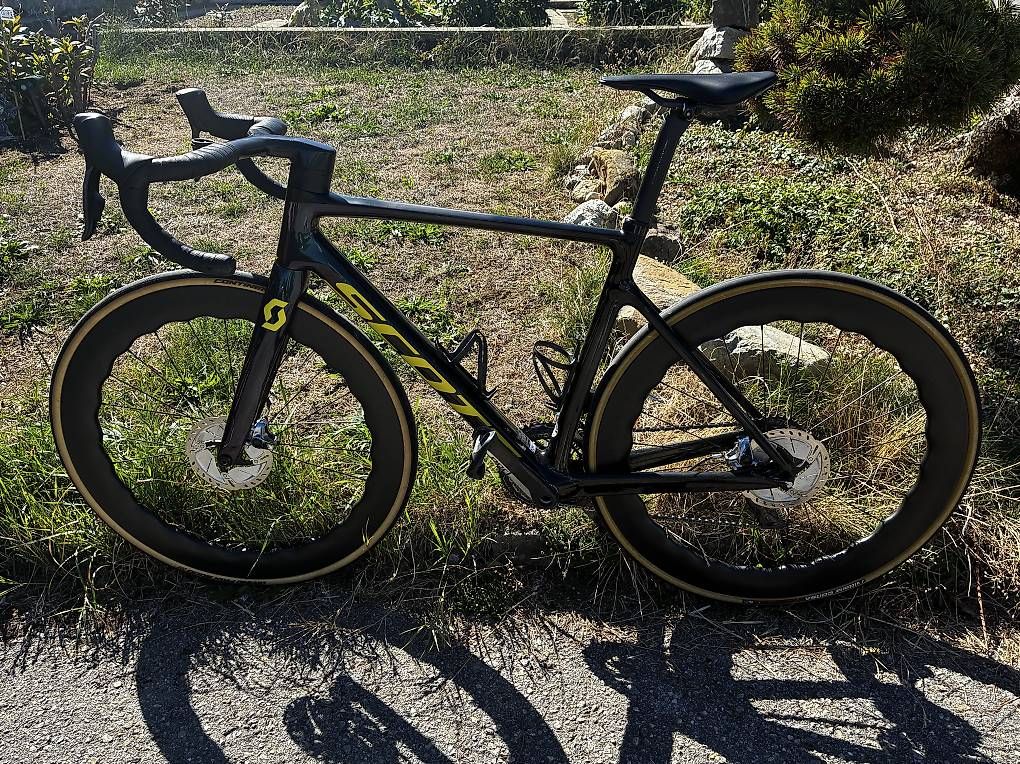 Vélos: Scott addict rc pro  – D'occasion à Denens par ran_9gj2 2