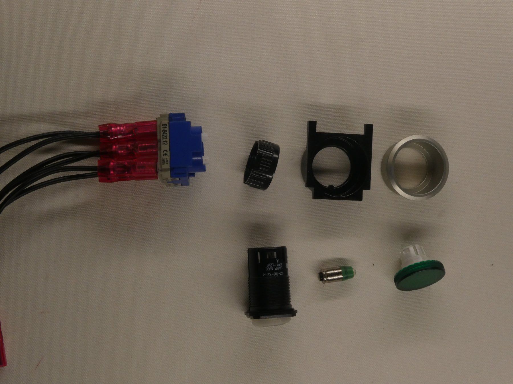 Elektronikbauteile: Einbauleuchttaster von EAO – Gebraucht aus Fulenbach von Hach0 3