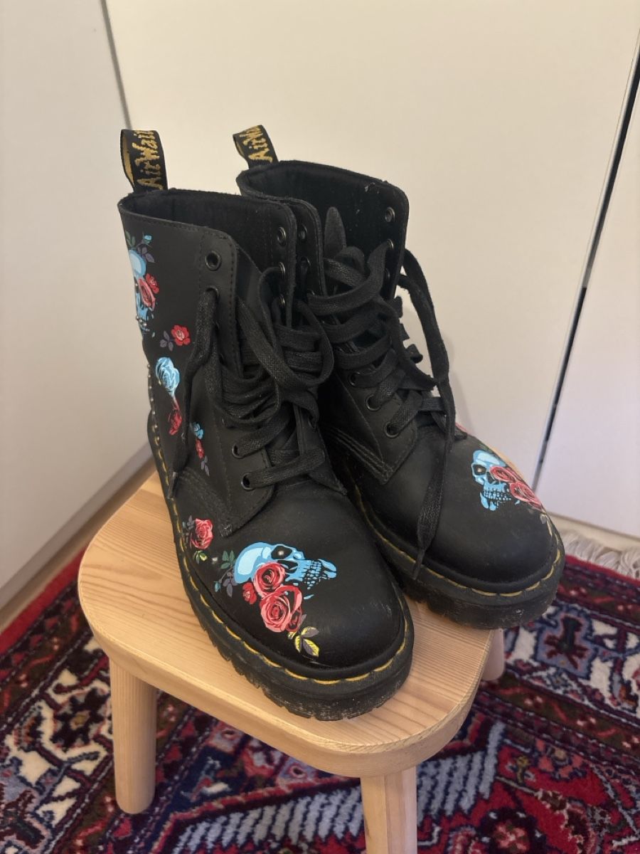 Dr. Martens Chaussures femmes: Dr. Martens noire – D'occasion à Pully par miss3shai 3