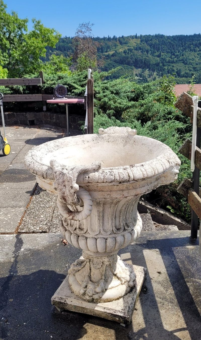 Vasi per fiori: Blumentopf, Vase en pierre reconstituée, style antique, – Usato da Plagne venduto da Engalp