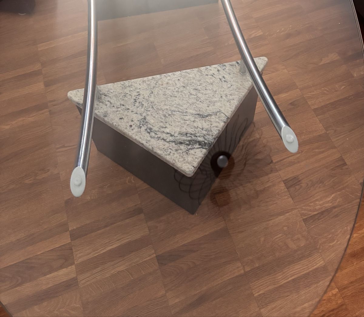 Tavoli: Couchtisch Glas oval mit Granitfuss chromfarben gebraucht – Usato da Basel venduto da Pureza82 1