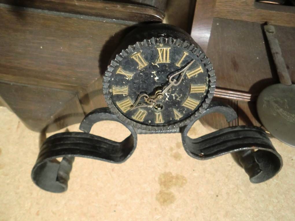 Montres: Oldtimer Holzuhren an Wand – D'occasion à Giswil par Wiskiy95