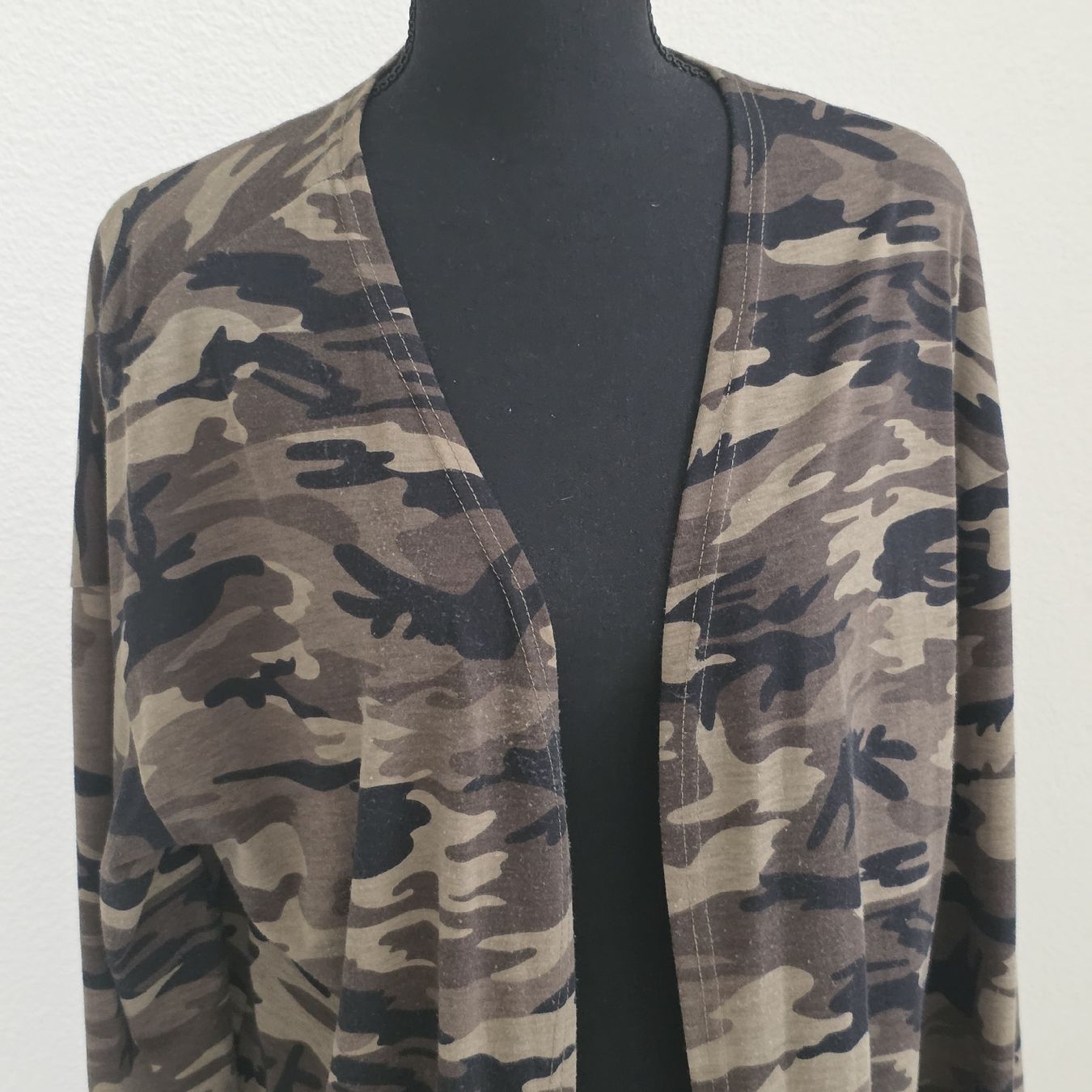 Giacche: Damen Cardigan Tarnmuster   Grösse XL – Usato da Rheinsulz venduto da Gilea 1