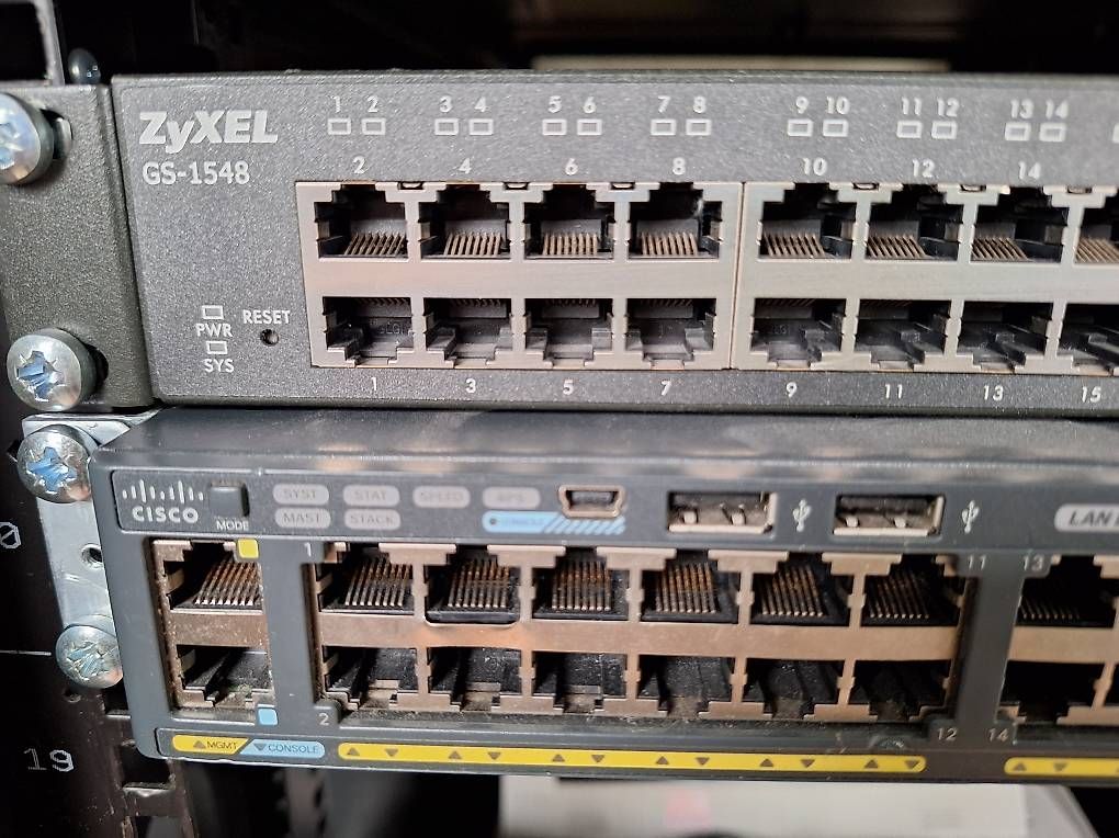 Racks & Supports: HP Serverrack 22 HE inkl. 3 HP Server – D'occasion à Allschwil par Novi1 4