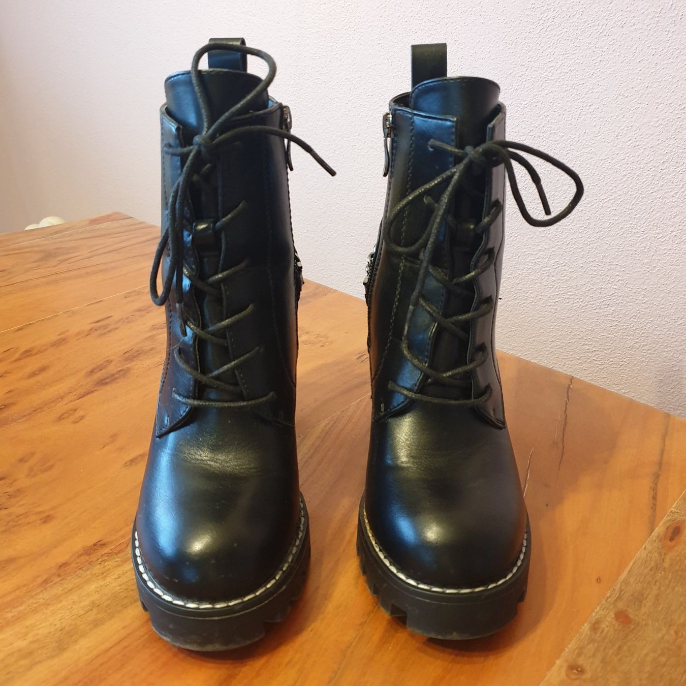 Scarpe da donna: Stiefeletten im Biker-Stil, Gr. 37 – Nuovo (secondo la descrizione) da Neuendorf venduto da DeSiriA 3
