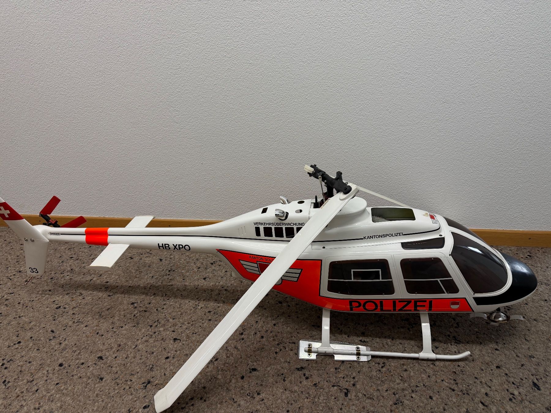 Modellbausätze & Standmodelle: Helikopter Modell Polizei HB-XPO – Gebraucht aus Gümligen von Brocki-Reimal-Stift