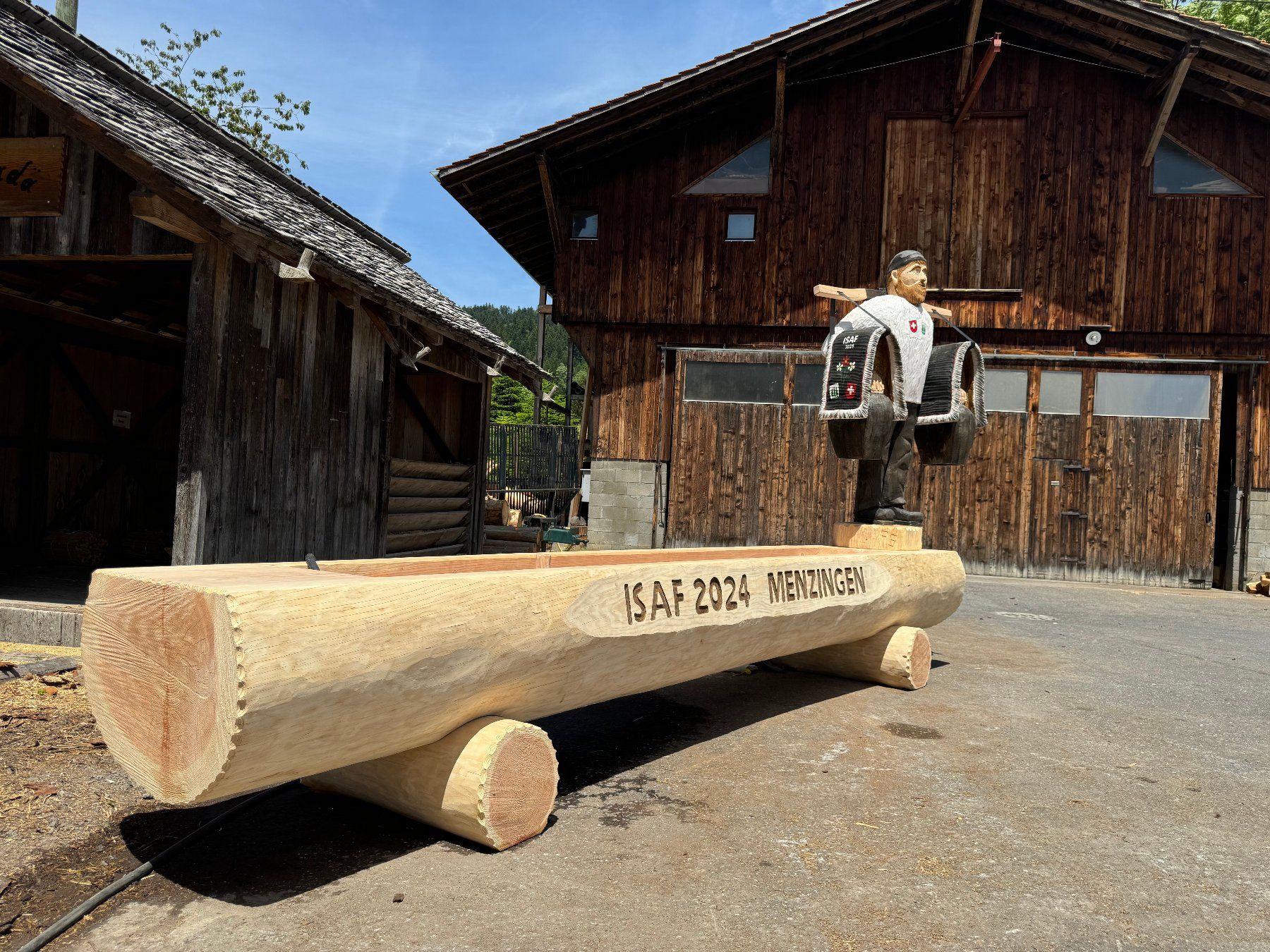 Teiche & Zierbrunnen: Brunnen ISAF 2024 "Trychler" – Neu (gemäss Beschreibung) aus Menzingen von