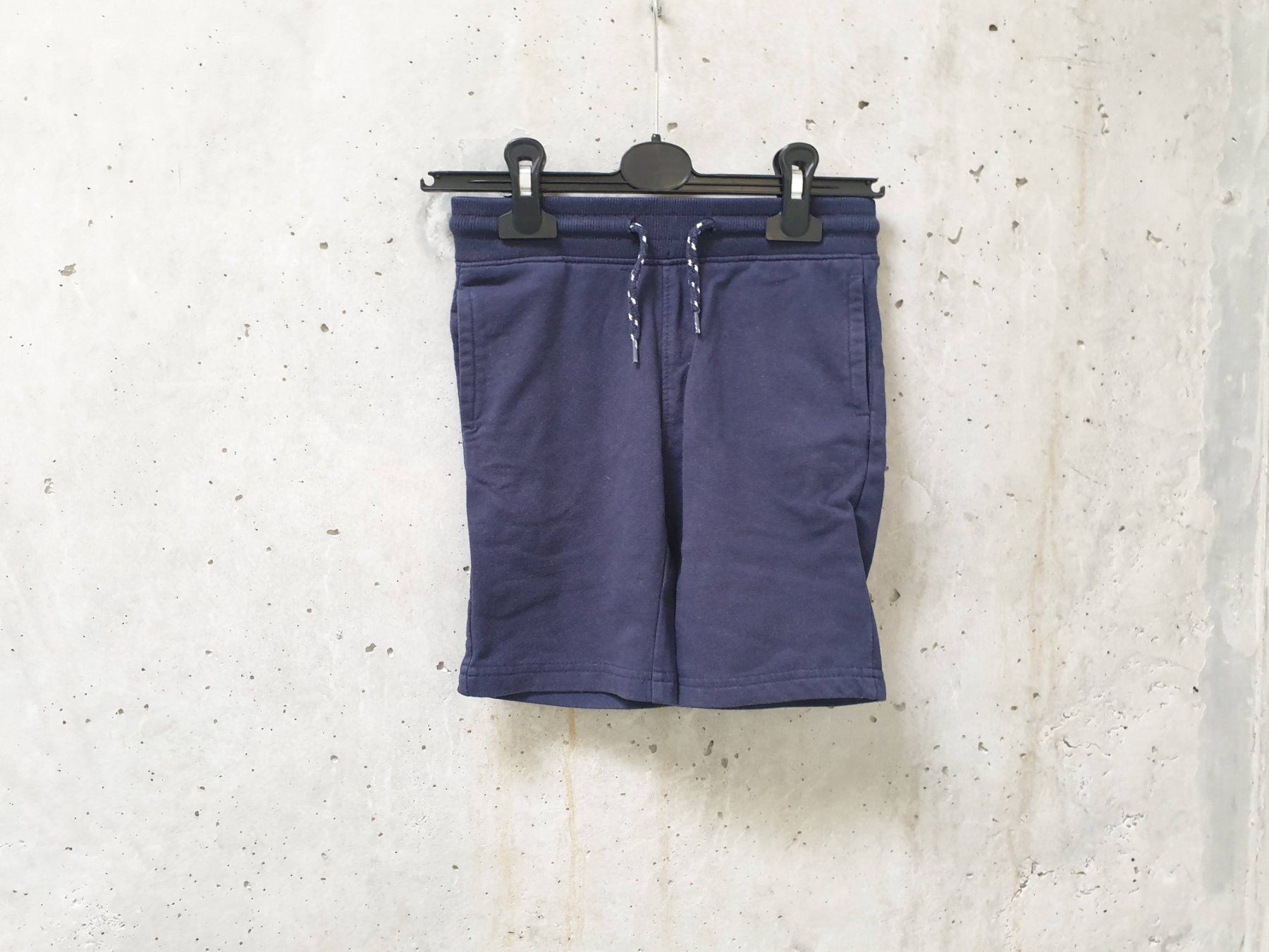 Hosen: Short en molleton basic GEMO, bleu marine, garçon, 6 ans – Gebraucht aus Fribourg von fripons
