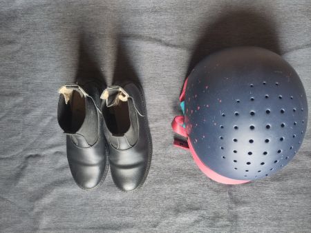 Reithelm und Reitstiefel