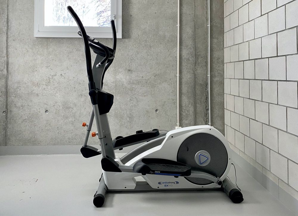 Cardiostrong ex40 discount elliptical cross trainer