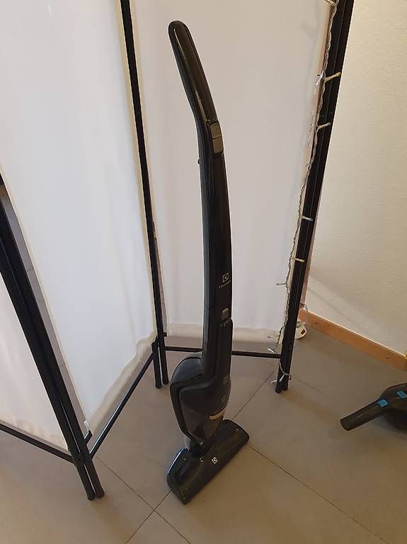Aspirapolveri & Accessori: Aspirateur balai 2 en 1 – Usato da Chavornay venduto da er_yy7k 2
