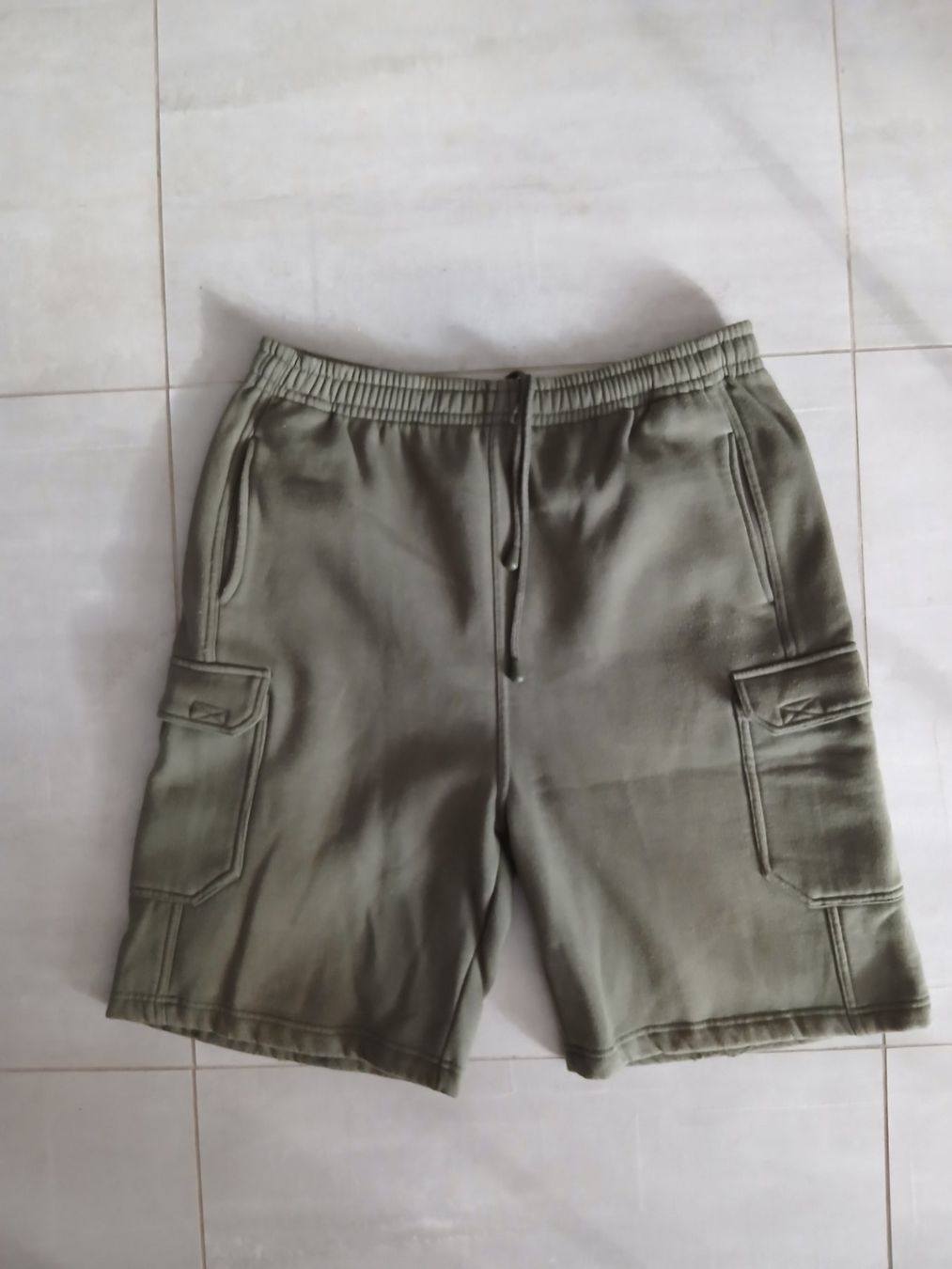 Pantaloni: Shorts cargo kaki taille XL comme.neuf – Usato da Satigny venduto da Asaksa
