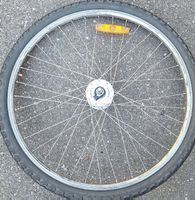 Roue alu 26p complète, Shimano DH3N20, rayons inox, pneu.