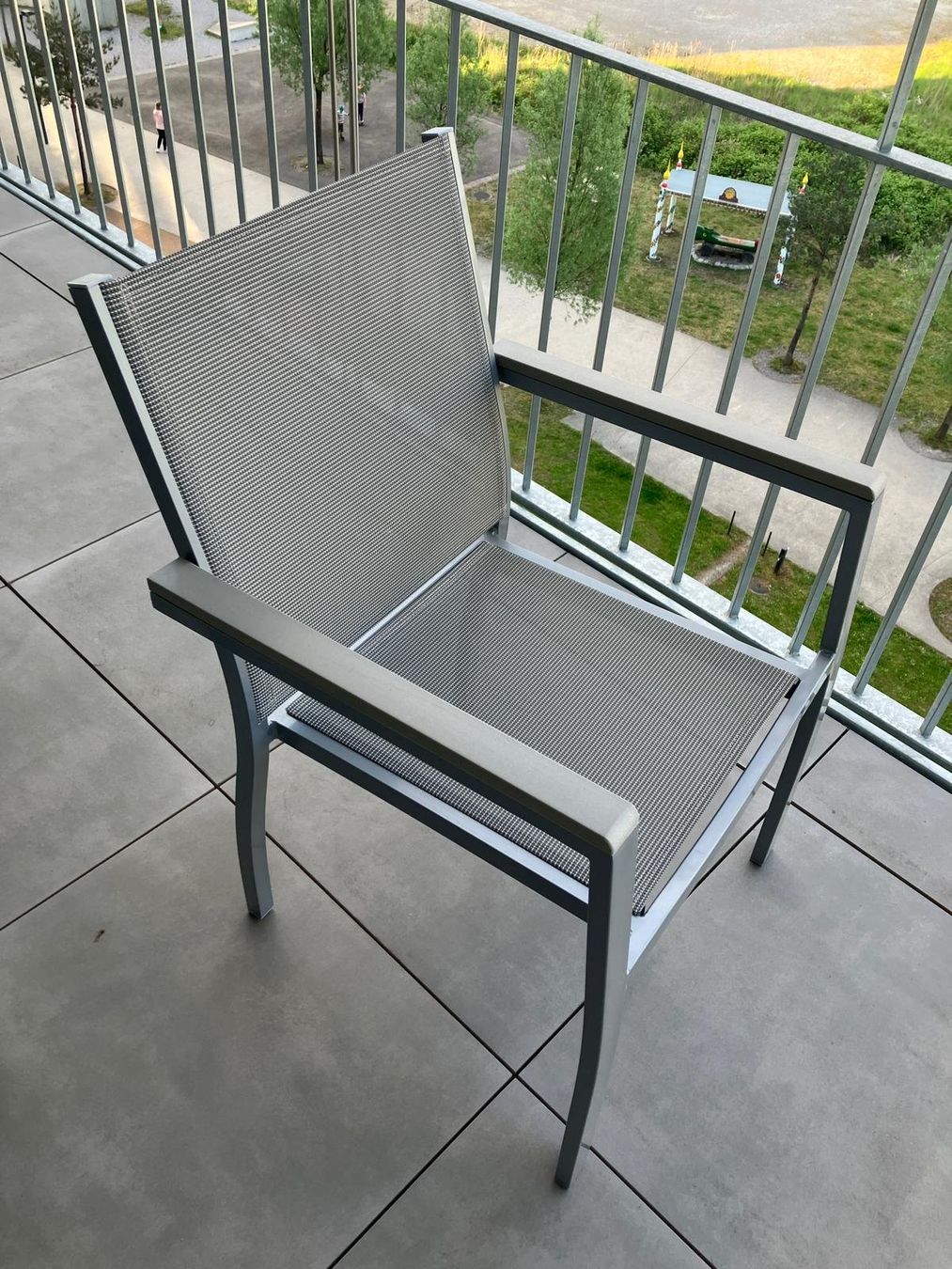 Set de table et chaises: Gartentisch, ausziehbar,  mit 4 Gartenstühlen, hellgrau – D'occasion à Sirnach par Lancaia 4