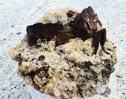 Mineral: Siderit scharfkantig mit Rutil und hellen Quarzen