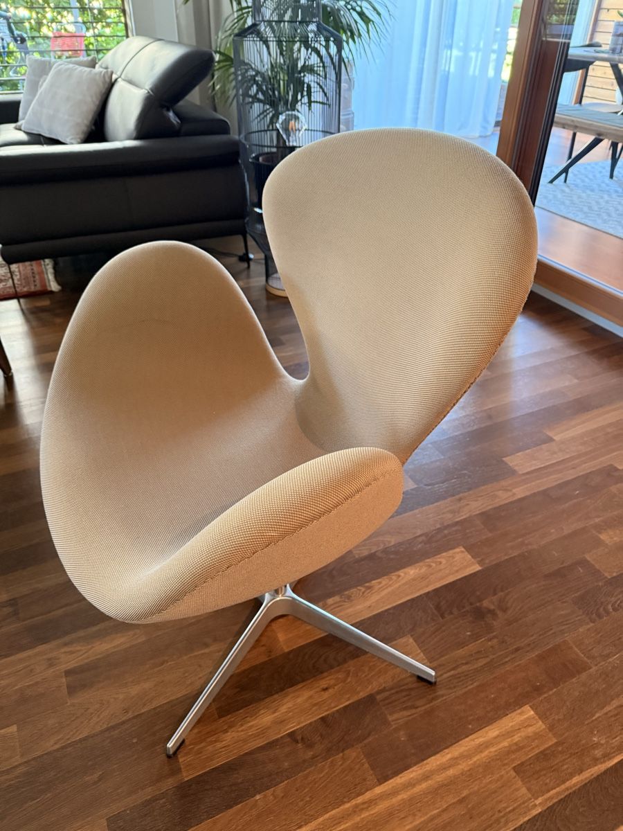 Fritz Hansen Poltrone: Fritz Hansen Schwanen Stuhl - Designklassiker – Usato da Basel venduto da VanyaTC 1
