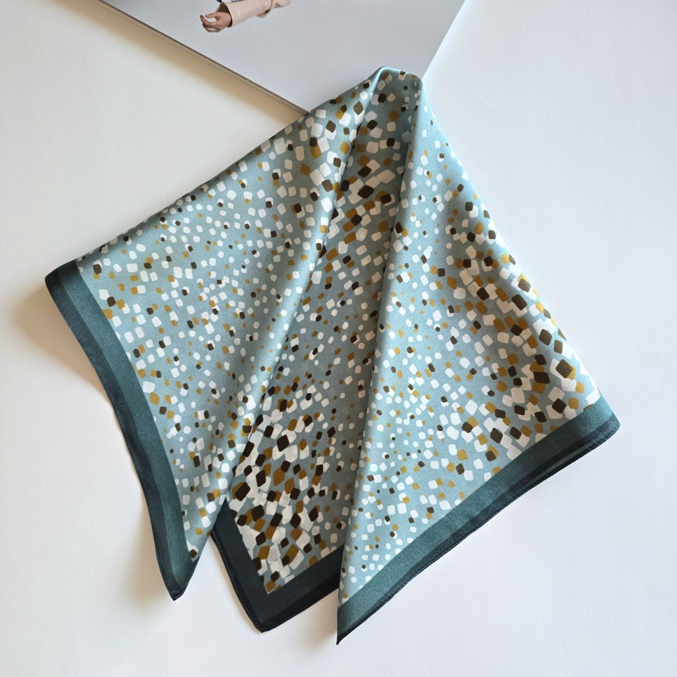 Foulard & Sciarpe: New 53cm Light Teal Silk Scarf, Mosaic Pattern 100% Silk – Nuovo e nell'imballaggio originale da Baar venduto da virginiablossoms 3