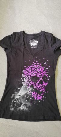 Schwarzes T-Shirt mit Motorrad- und Schmetterlingmotiv 🦋...