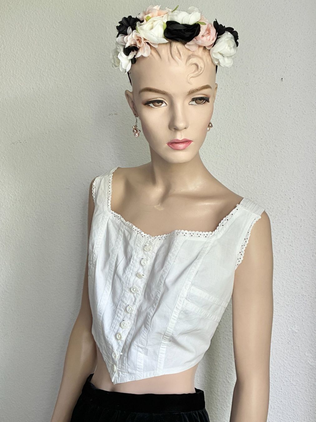 Top: Weisses Leinenbustier/Top mit Perlmuttknöpfen – Usato da Kloten venduto da Nephty 3