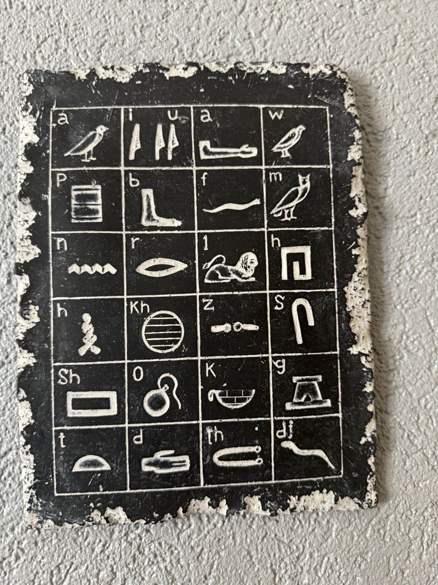 Alle Dekorationen: Décoration  hiéroglyphes pierre noire – Gebraucht aus Veyrier von kimedovapa