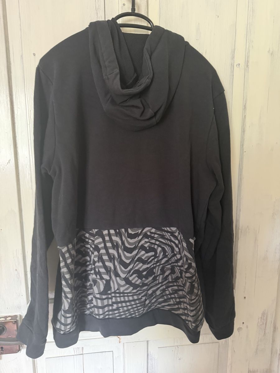 Nike Pullover & Sweatshirts: Schwarzer Nike Hoddie – Gebraucht aus Innertkirchen von shu_v7bj 1