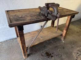 ANTIKER TISCH, MIT SCHRAUBSTOCK MONTIERT, TOP SELTEN, PATINA