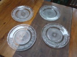 Belles grandes assiettes en verre ciselé (4 X)