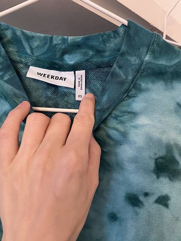 Weekday Maglioni & Felpe: Pullover Sweater Batik Waldgrün dunkelgrün – Usato da Bern venduto da n-dine 1
