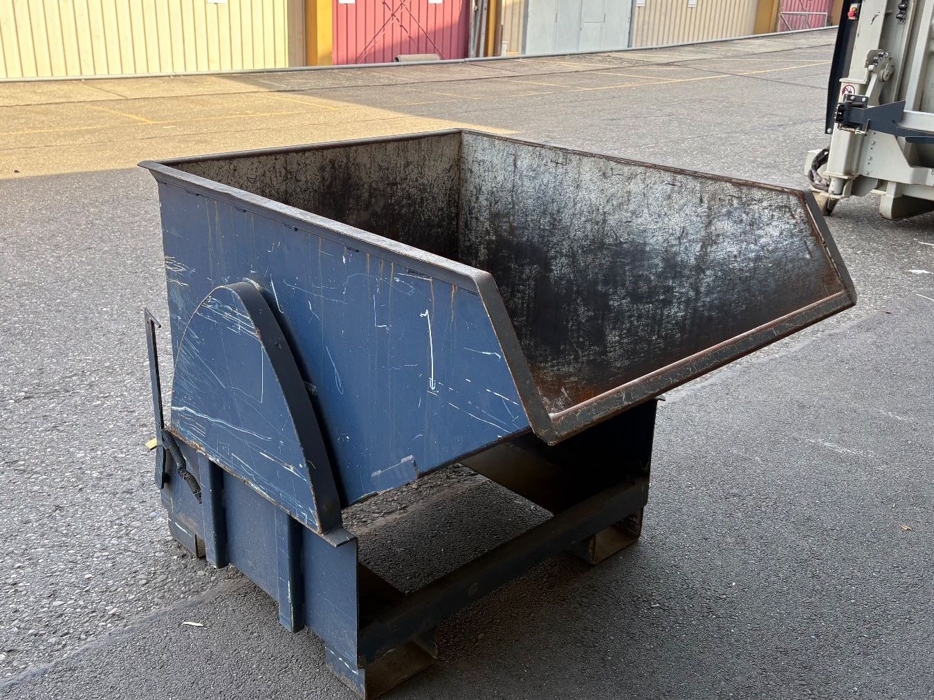 Contenitori edile: Robuster Kippbehälter – Usato da Villmergen venduto da TorexVillmergen 5