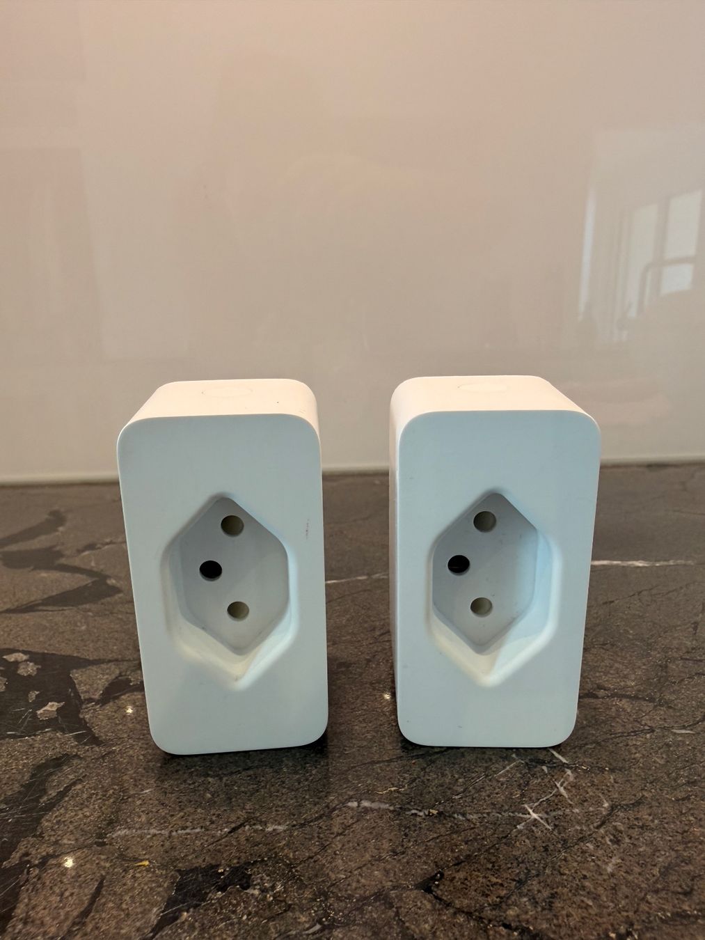 Philips Schalter: 2× Philips Hue Smart Plug (CH-Stecker) – Gebraucht aus Aarau Rohr von HappyKoala 3