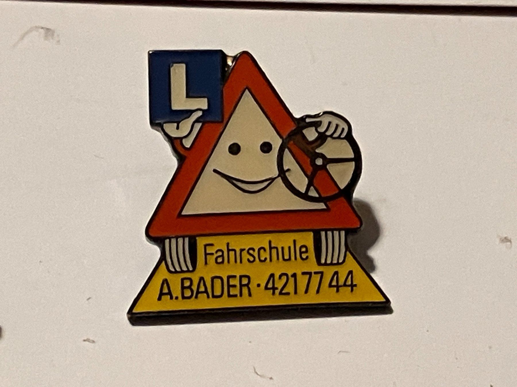 Placchette & Badge: 1 Pin Fahrschule A. Bader – Usato da Basel venduto da djwwpp