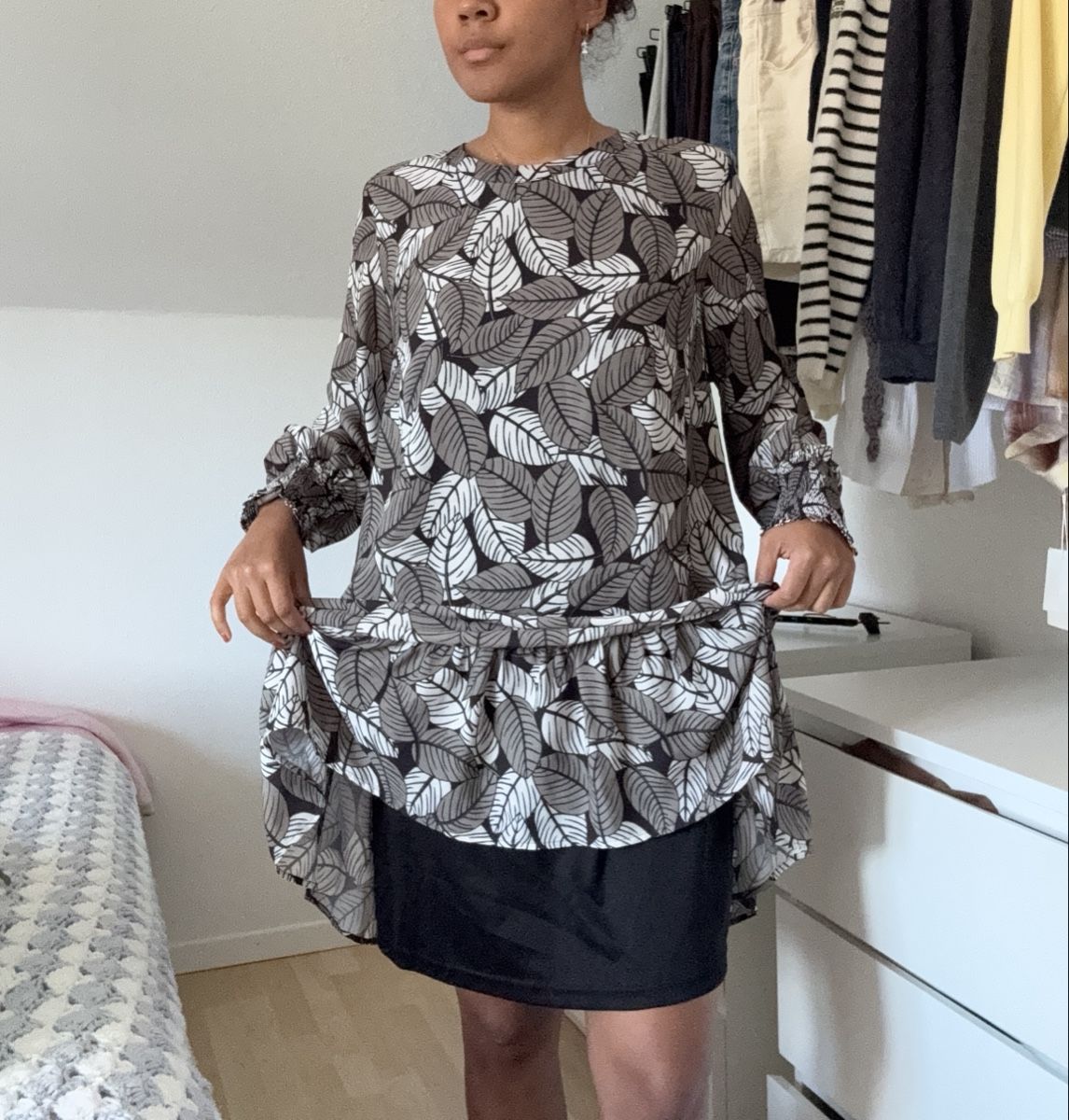 La Redoute Robes: Kleid mit Blattmuster schwarz/weiss Grösse L – Neuf (Voir description) à Winterthur par Flomiverse 3