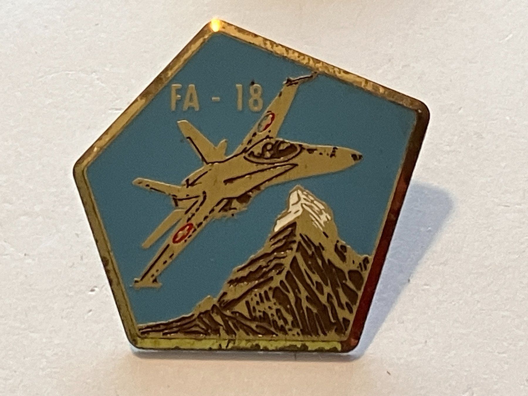 Placchette & Badge: 1 Pin FA 18 Kampfjet – Usato da Basel venduto da djwwpp
