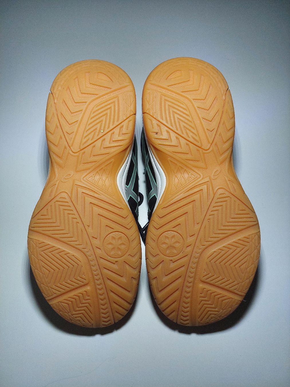 Asics Scarpe da uomo: Asics Hallenturnschuhe Gr. 33.5 – Usato da Liesberg Dorf venduto da FamilieBond007 1