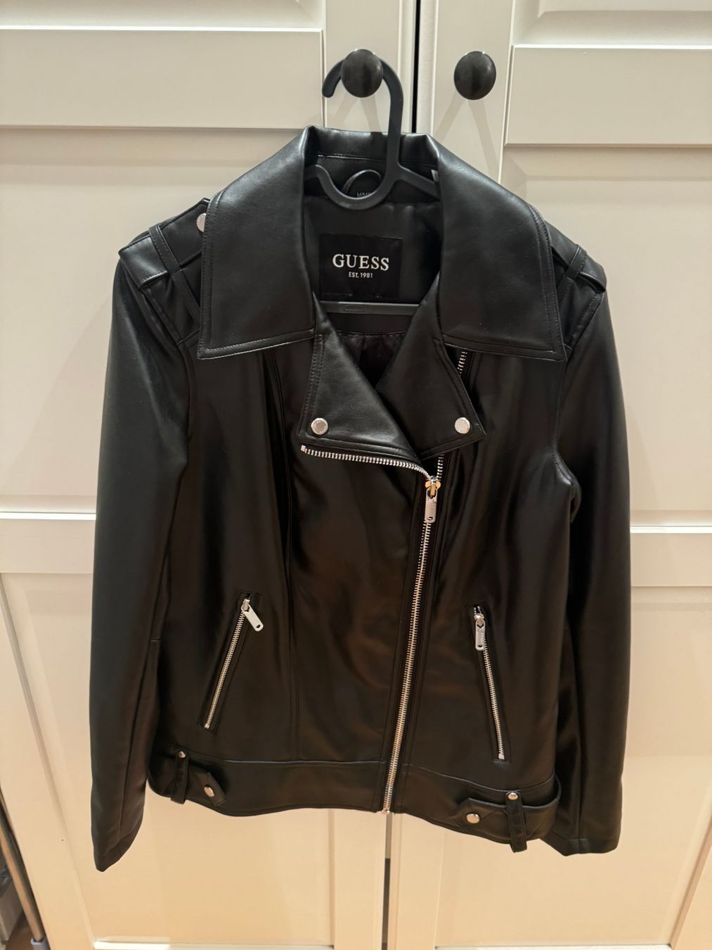 Guess Giacche: Lederjacke von Guess – Nuovo (secondo la descrizione) da Zofingen venduto da Steffinha01