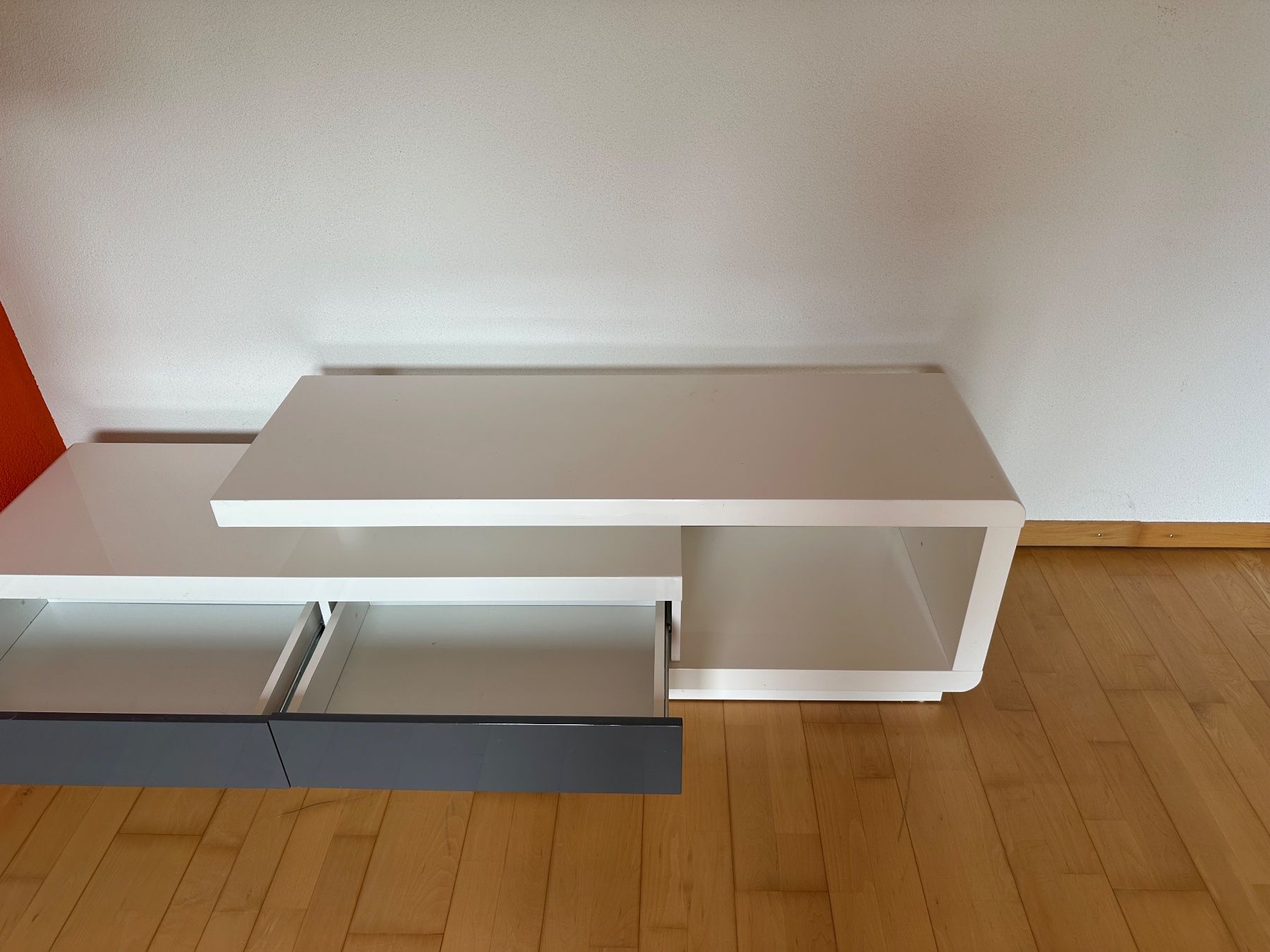 TV Möbel: Modernes TV-Möbel / Lowboard. Weiss mit dunklen Schubladen – Gebraucht aus Oberweningen von rst_f2vm 1