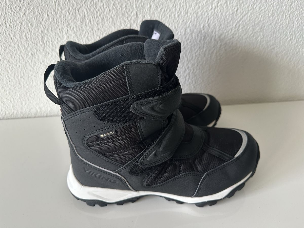 Scarpe da uomo: Gefütterte Snowboots, neuwertig – Usato da Männedorf venduto da Ewallstreet