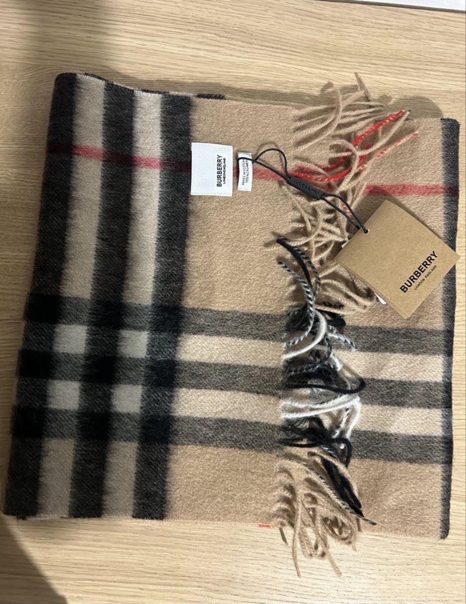 Burberry Foulards & écharpes: Écharpe Burberry – Neuf avec emballage d'origine à Neuchâtel par xiao_bei