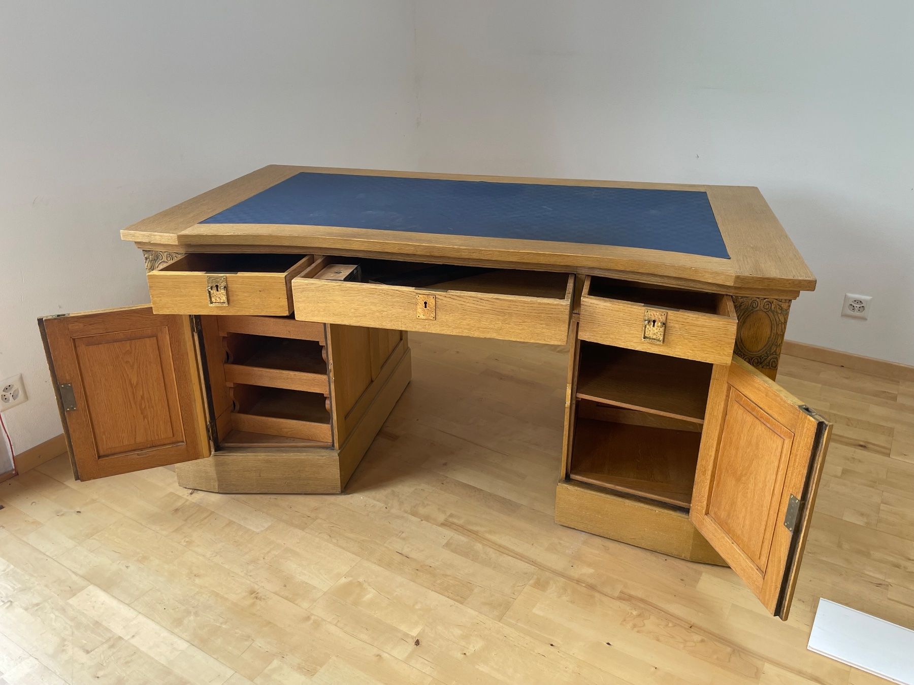 Bureaux: Schreibtisch massiv – D'occasion à Réchy par Olaf505
