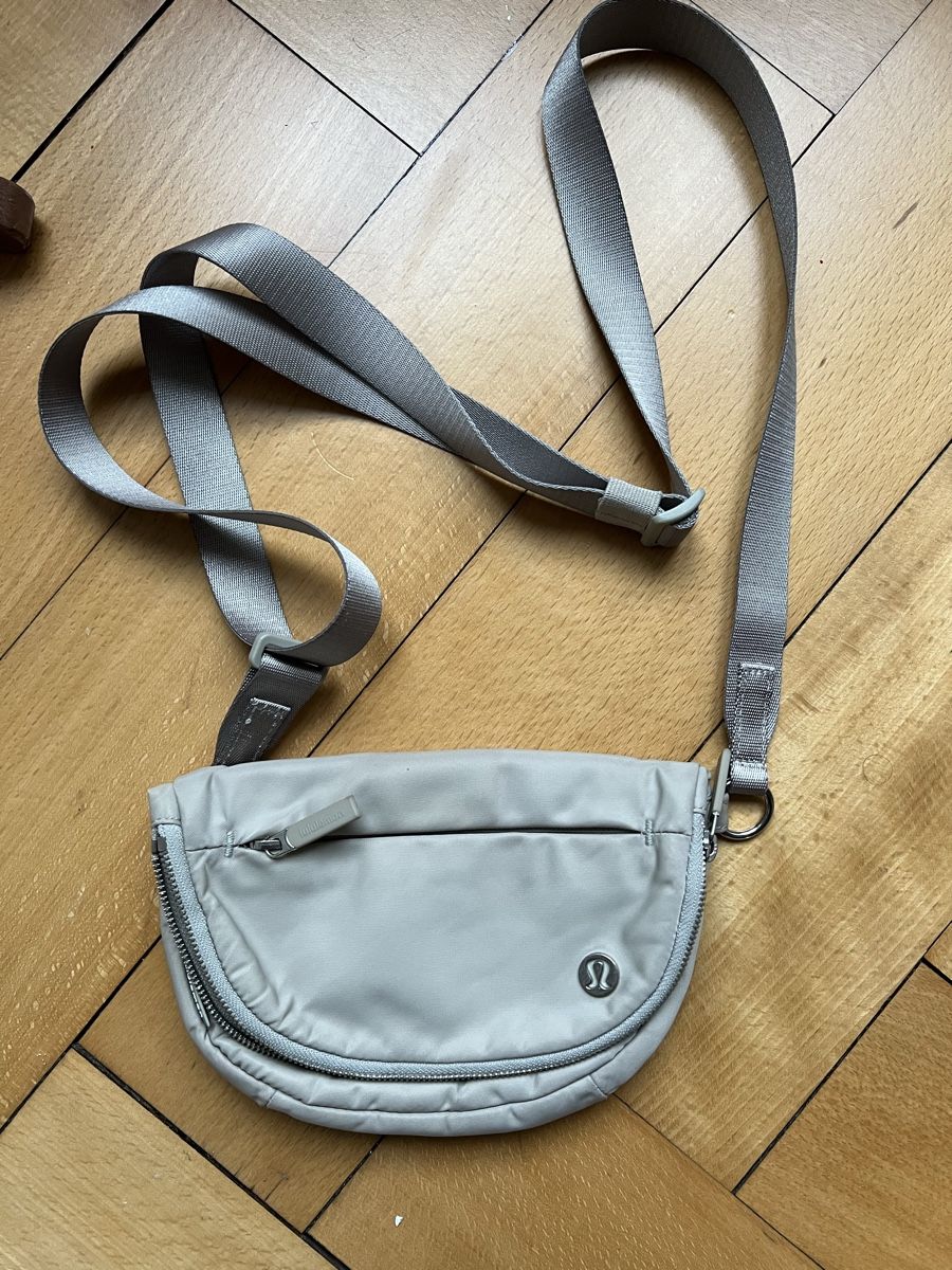 Lululemon Taschen: Lululemon Bag, Crossbody Bag, beige/grey – Gebraucht aus Zürich von angielmora