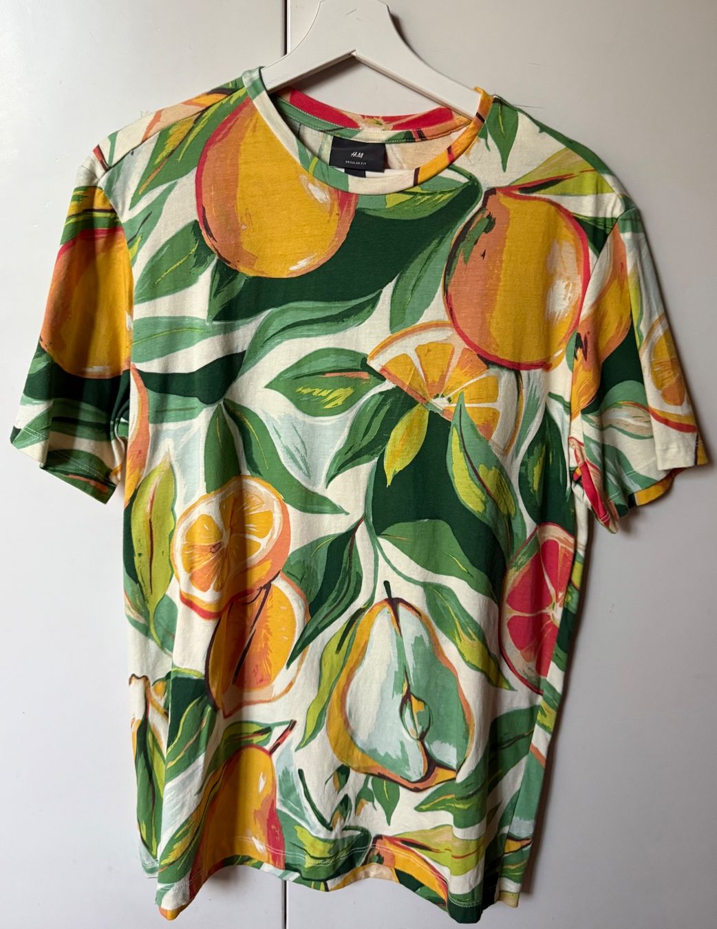 H&M T-shirts: H&M T-Shirt mit Fruchtmuster – D'occasion à Wohlen AG par thr_t5x8
