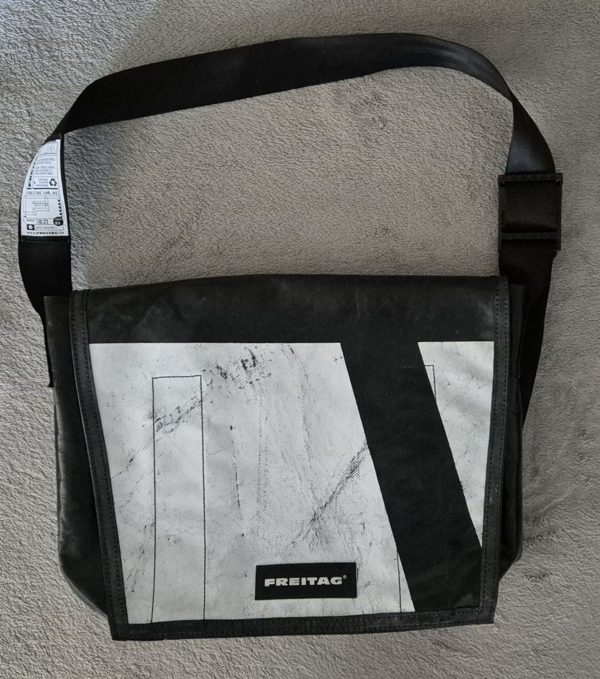 Freitag Taschen: Freitag Tasche schwarz/ weiss – Gebraucht aus Urtenen-Schönbühl von Netriders