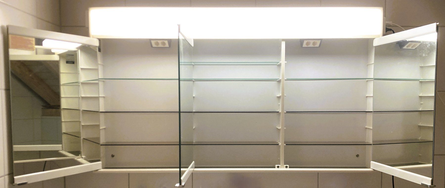 Schneider Armadietti a specchio: Badezimmer - Spiegelschrank mit 3 Türen – Usato da Steg im Tösstal venduto da Ikarus59 1